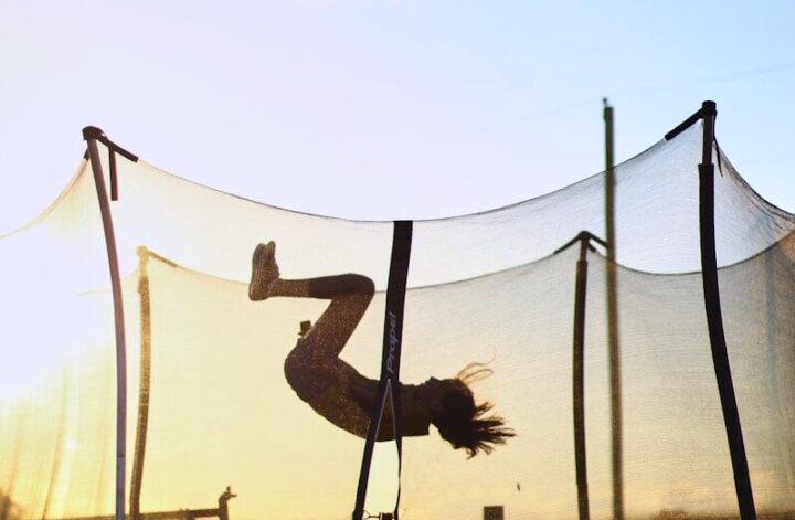 Salto achterover op de trampoline van 213cm